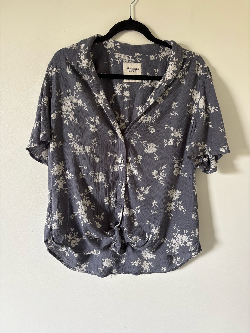 Abercrombie & Fitch Charcoal Gray Floral Button-Front Tie Hem Blouse - Picture 1 of 4